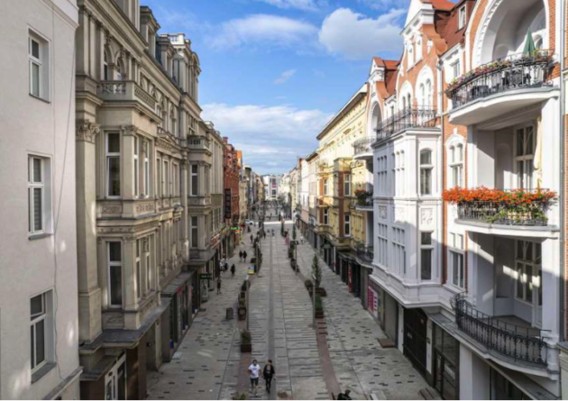 Rewitalizacja ul. Dworcowej w Bytomiu. Dostawa szarych i czerwonych płyt granitowych (Vanga) o łącznej powierzchni 1700 m² do modernizacji reprezentacyjnej przestrzeni miejskiej.