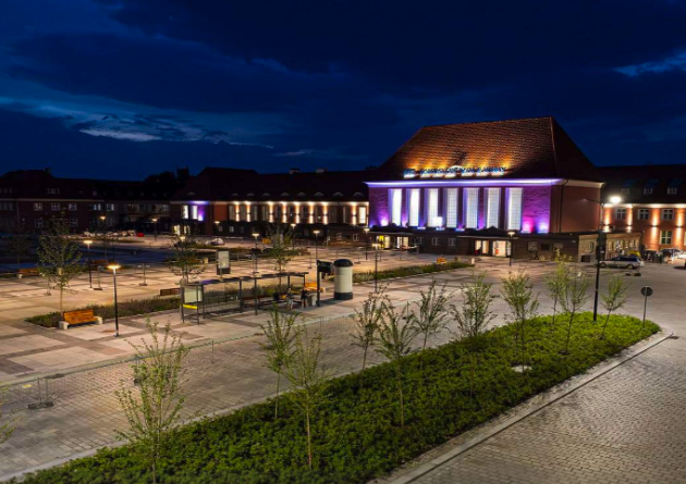 Centrum przesiadkowe w Gliwicach – przebudowa dróg po południowej stronie dworca PKP. Szeroki zakres dostaw płyt granitowych, elementów ostrzegawczych i kostki do rozbudowy infrastruktury drogowej oraz strefy komunikacyjnej miasta.