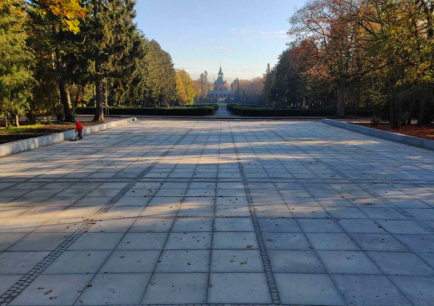 Przebudowa Placu Defilad przy Cmentarzu Centralnym w Szczecinie. Dostawa płyt, kostki i bloków granitowych do modernizacji głównej przestrzeni placu oraz ciągów komunikacyjnych.